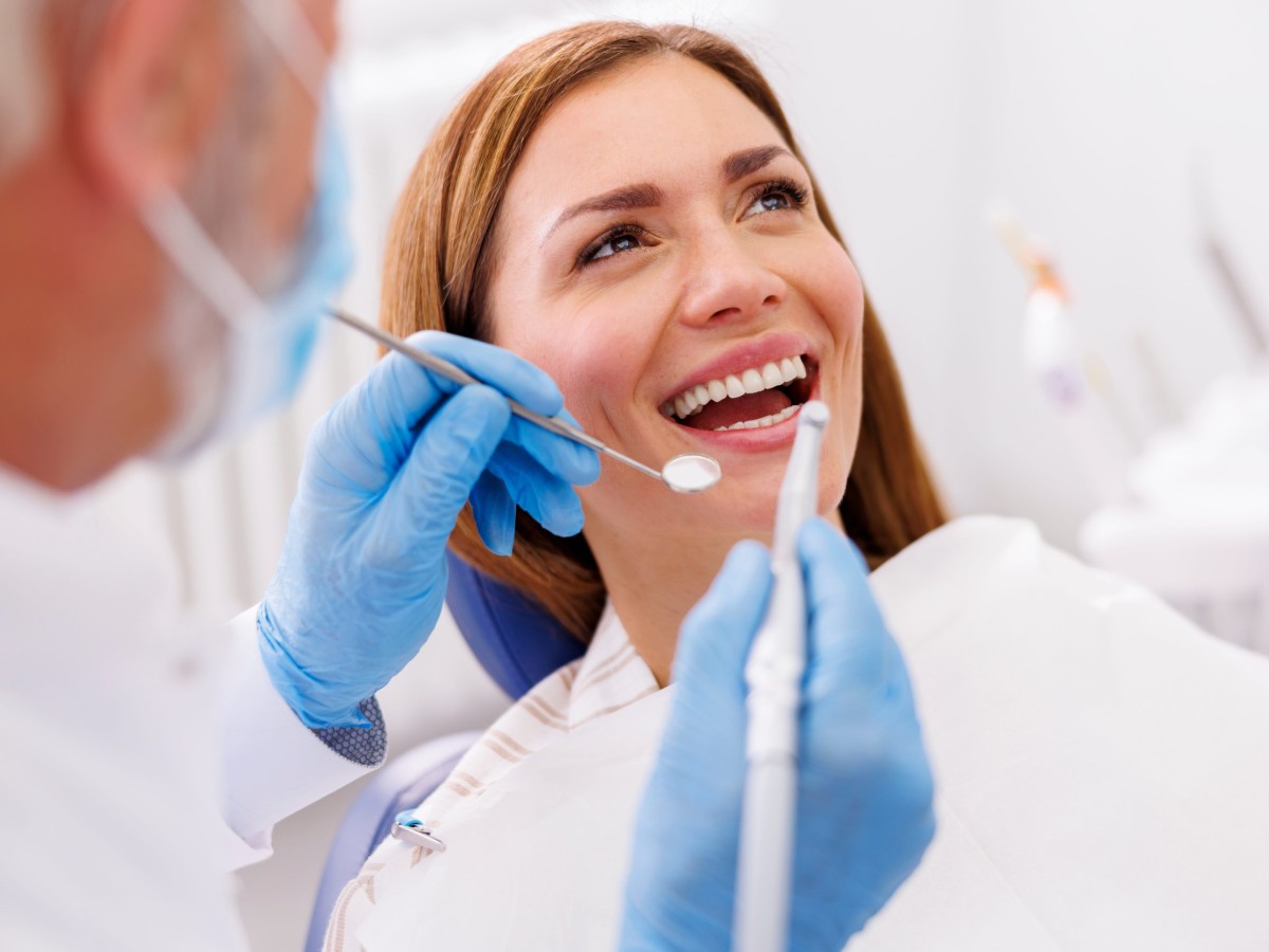 Pacjentka u dentysty podczas zabiegu