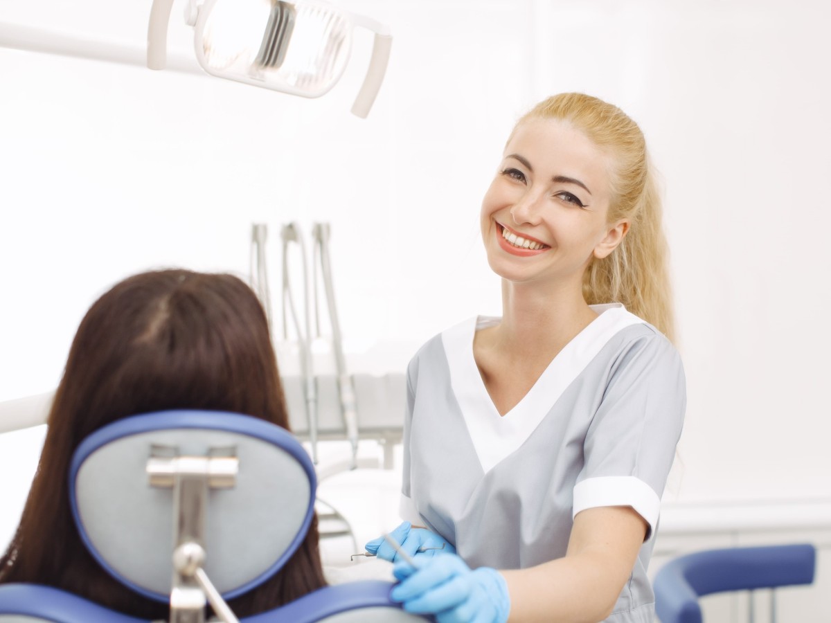 Uśmiechnięta dentystka