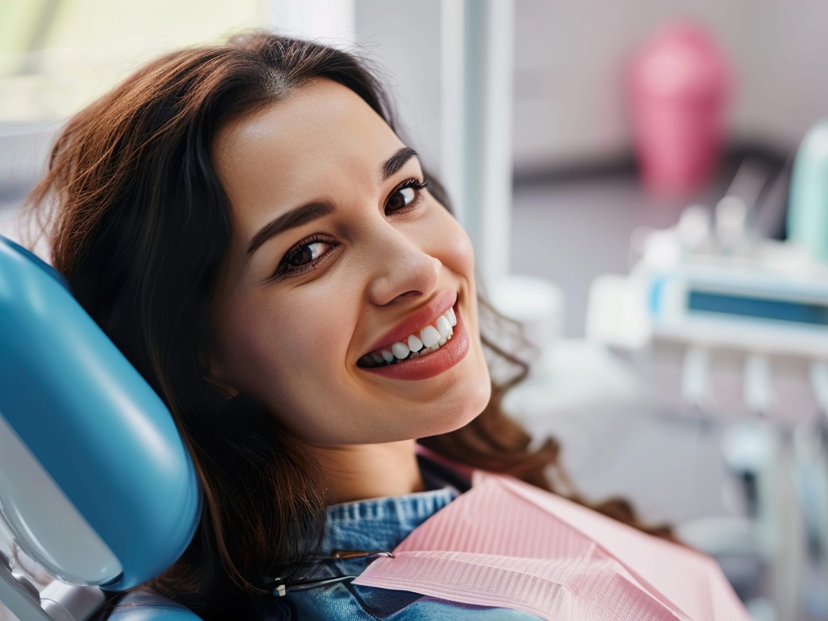 Uśmiechnięta pacjentka u dentysty